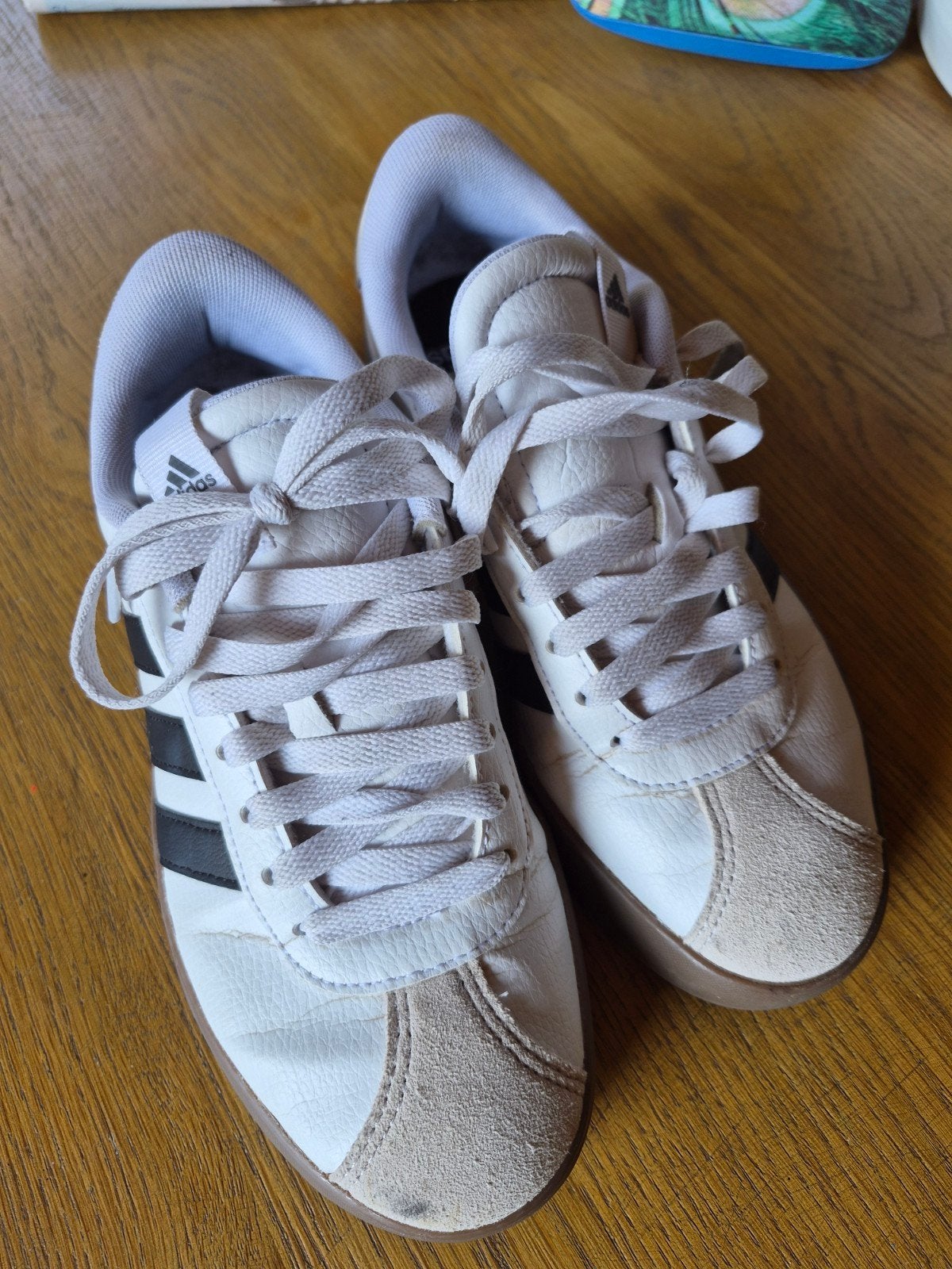 witte adidas schoenen, Adidas, Wit, Ophalen of Verzenden, Sneakers of Gympen