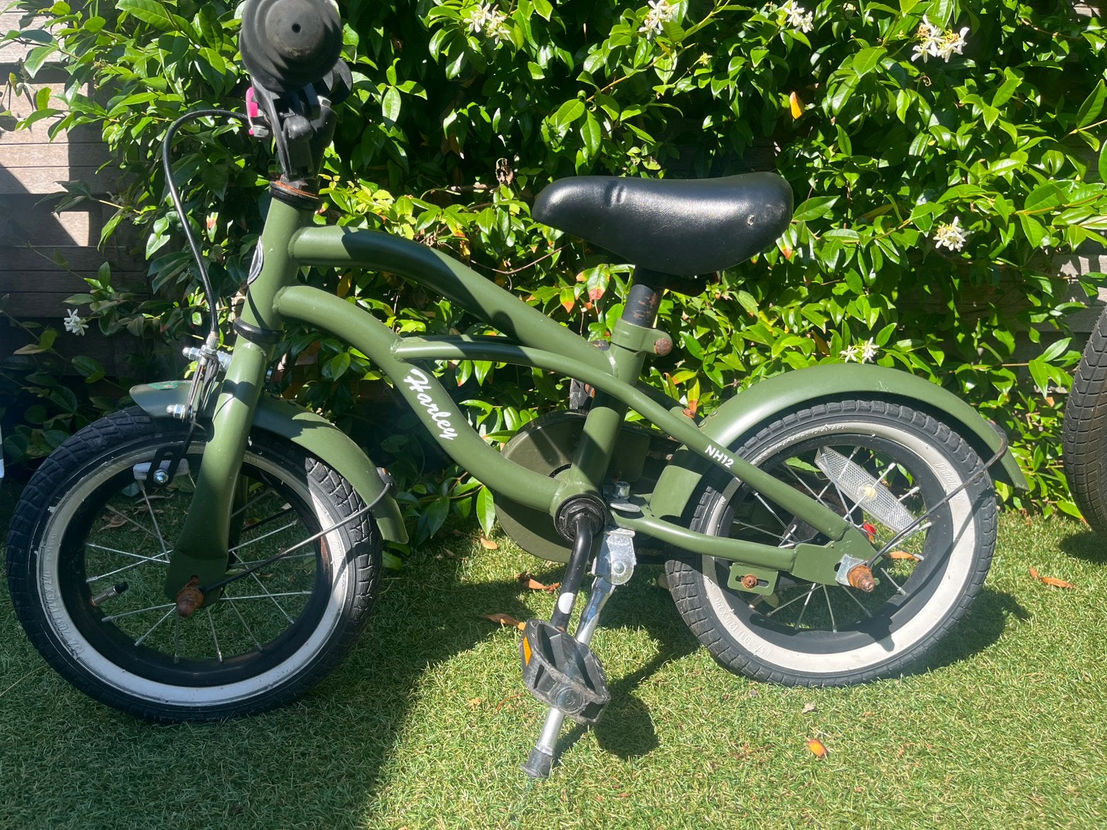 Nogan Harley 12 inch kinderfiets legergroen – NH12 – €30, Ophalen, Terugtraprem, Zijwieltjes, Gebruikt