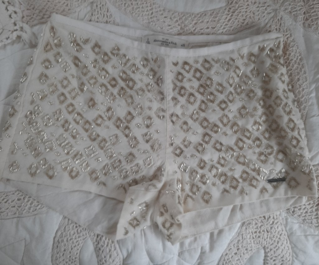 Abercrombie beige short met zilverkleurige paletten 25 W, Kort, Beige, Ophalen of Verzenden, Zo goed als nieuw