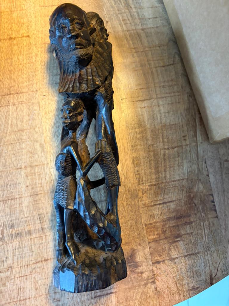 Vintage Afrikaans Houtsnijwerk: Familie Totem, Antiek en Kunst, Ophalen of Verzenden, Handgemaakt, 20 - 50 cm, Hout