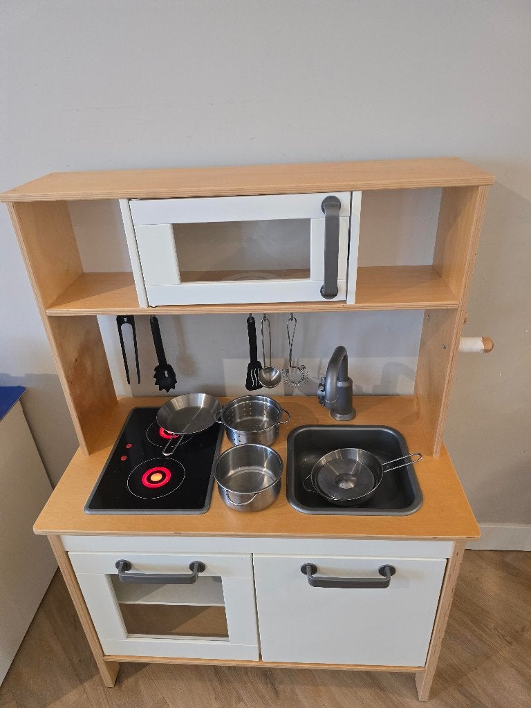 IKEA DUKTIG speelkeuken met pannen en keukengerei, Kinderen en Baby's, Ophalen, Gebruikt, Meubelstuk of Keukentje