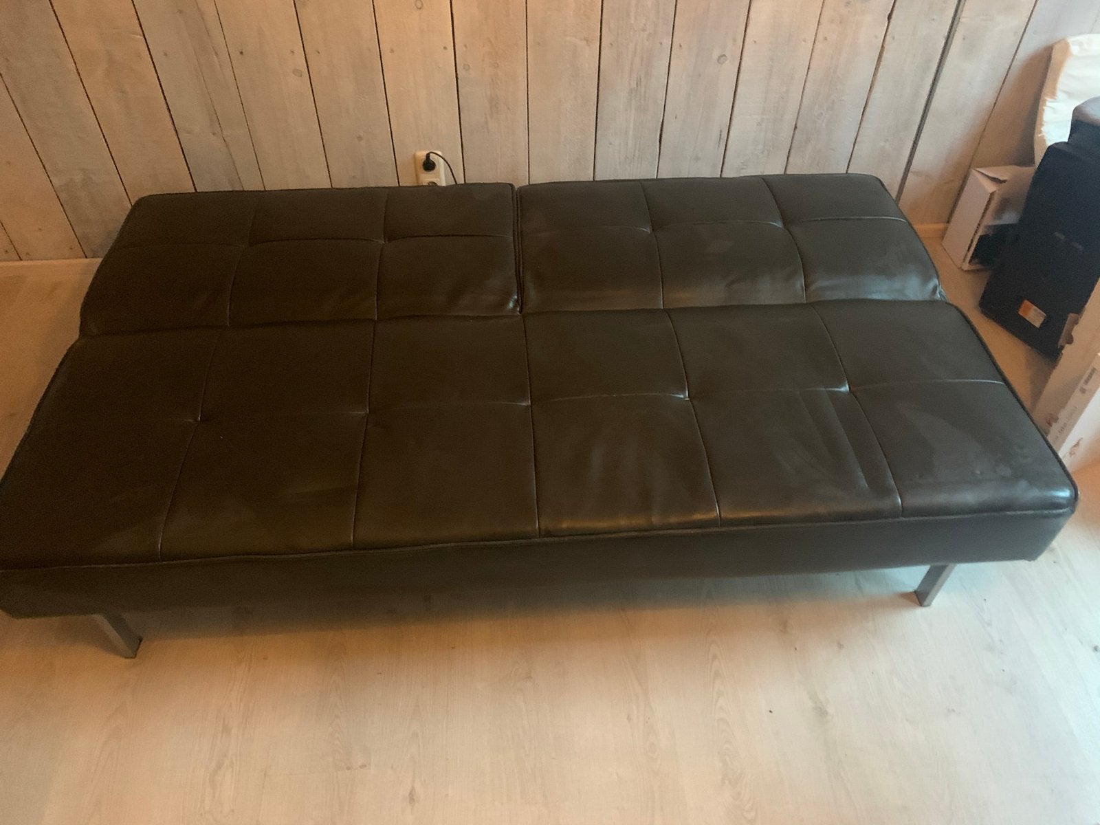 Zwarte slaapbank - 200cm lang, 117cm breed uitgeklapt