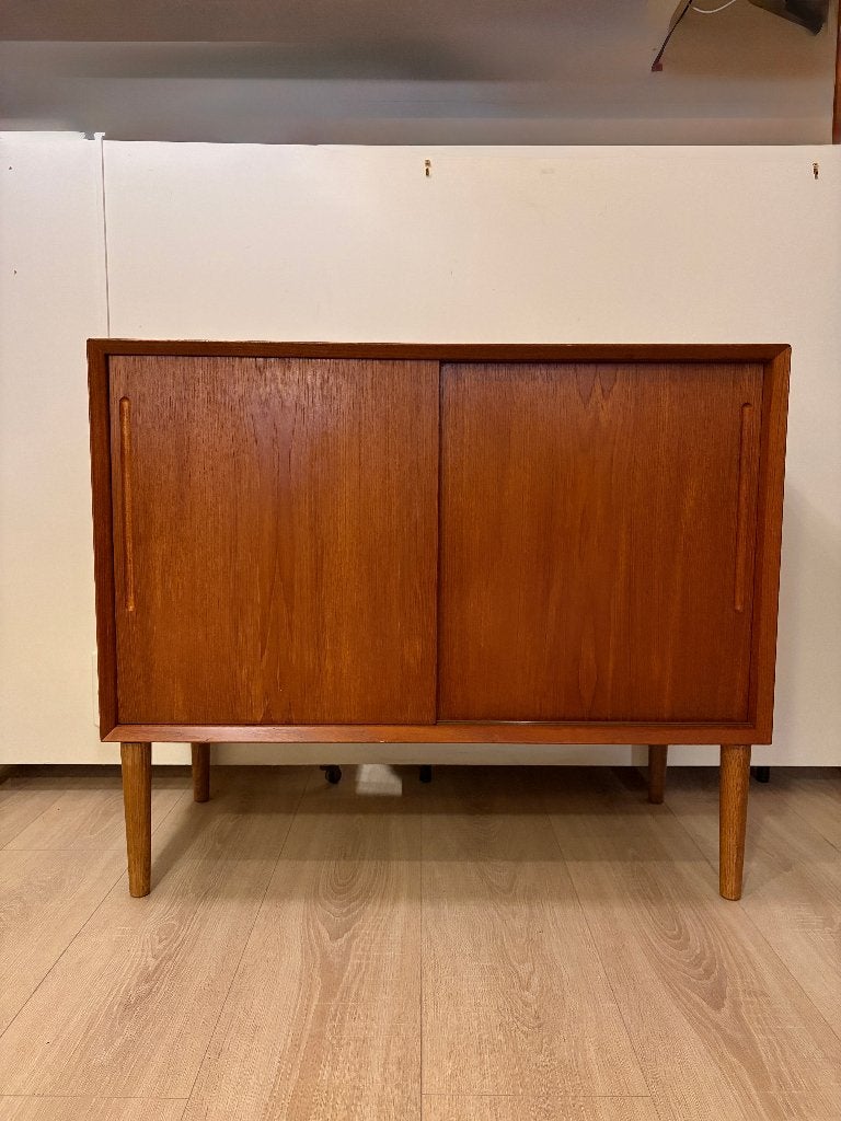 Compact dressoir van teak met schuifdeuren, Huis en Inrichting, Ophalen, Mid century modern/vintage, 100 tot 150 cm, Teakhout