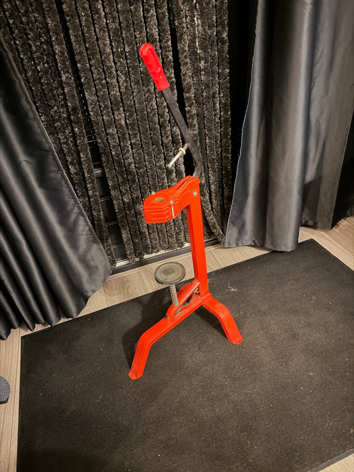Kurkapparaat op voet - Flessenkurker, Ophalen, Gebruikt