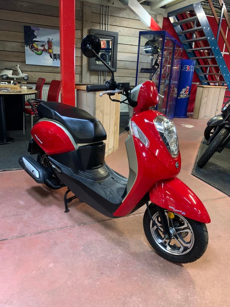 Gebro scooters: Sym mio i 25KM SNOR rood BJ2018, Fietsen en Brommers, Scooters | SYM, Gebruikt, Mio, Maximaal 25 km/u, Benzine
