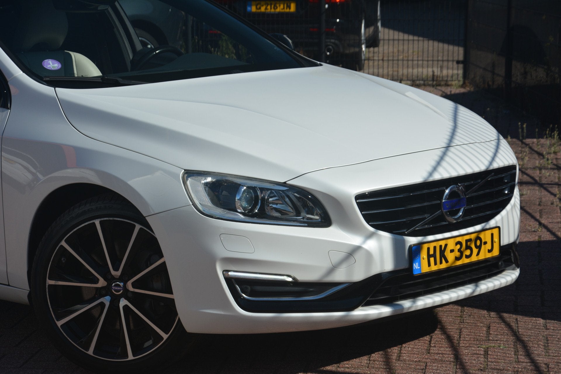 Volvo V60 2.4 D5 Twin Engine R-Design | Airco | Navigatie |, Automaat, Wit, Vierwielaandrijving, 1880 kg
