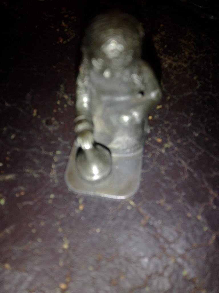 Vintage Tinnen Figuur: Vrouw met Pot, Antiek en Kunst, Antiek | Tin, Ophalen of Verzenden