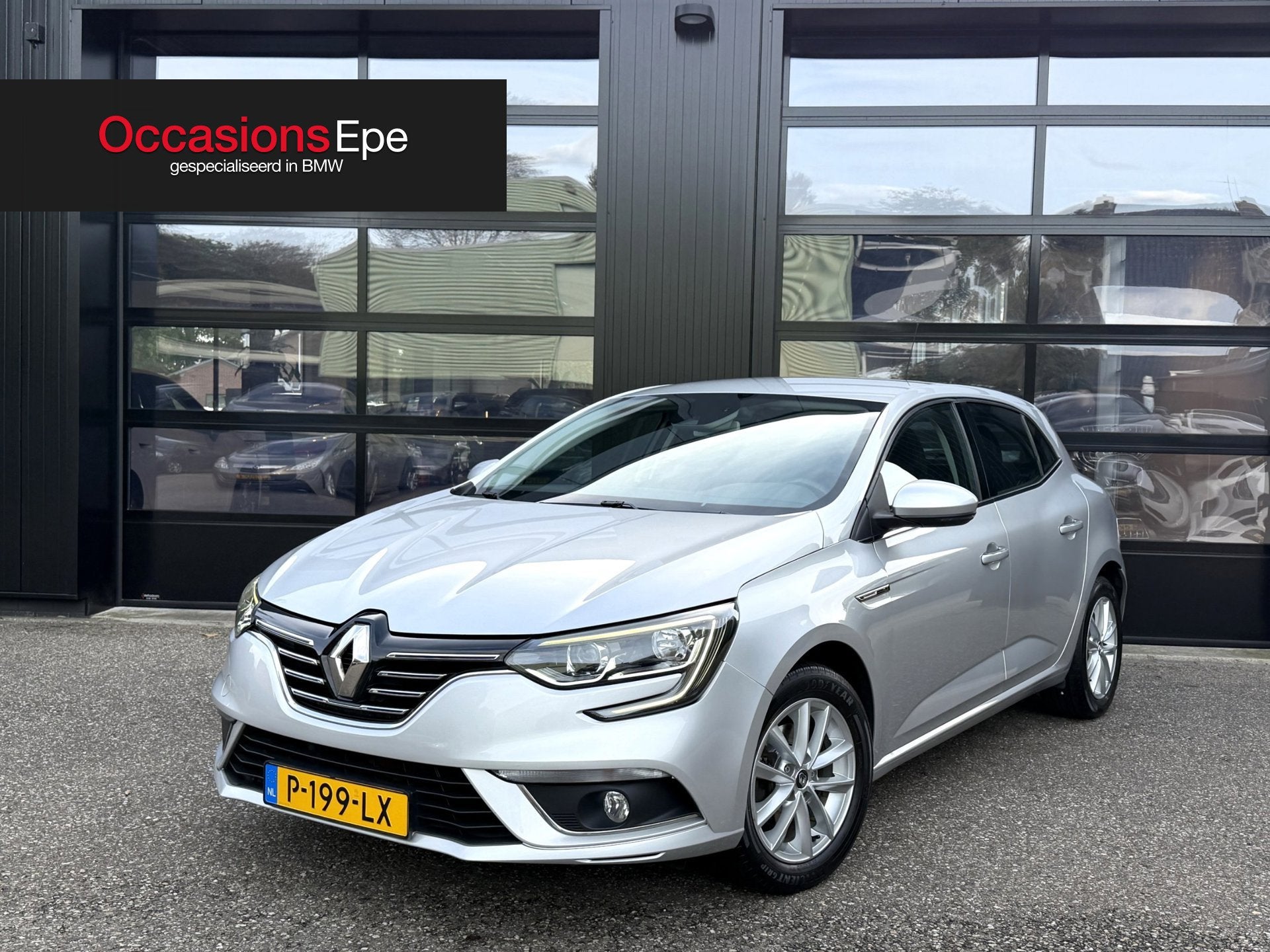 Renault Mégane 1.2 TCe Zen LED Keyless Groot Navi Leer, Auto's, Voorwielaandrijving, Gebruikt, Euro 6, 4 cilinders