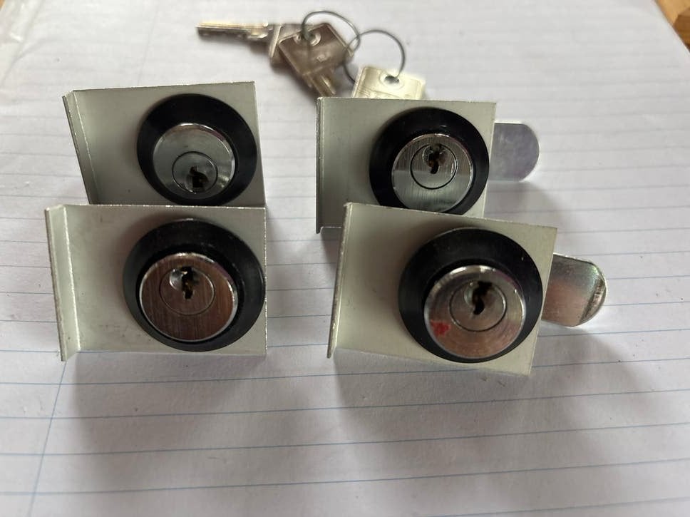 Set van 4 sloten met sleutels voor kasten of vitrines, Ophalen of Verzenden, Gebruikt, Overige materialen, Slot