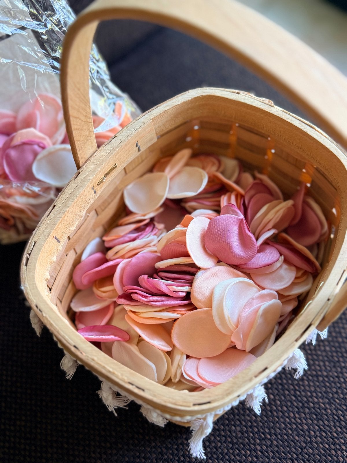Rieten mandje met ( kunst)rozenblaadjes voor bloemenmeisje, Ophalen of Verzenden, Nieuw, Versiering, Geboorte of Huwelijk