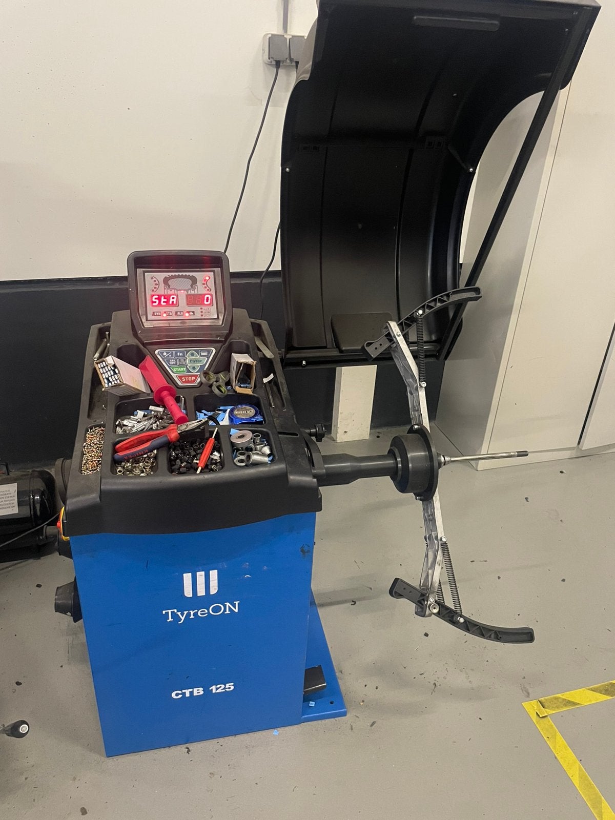 Tyre-on CTB125 balanceerapparaat incl motorbanden adapter, Auto diversen, Autogereedschap, Ophalen, Zo goed als nieuw