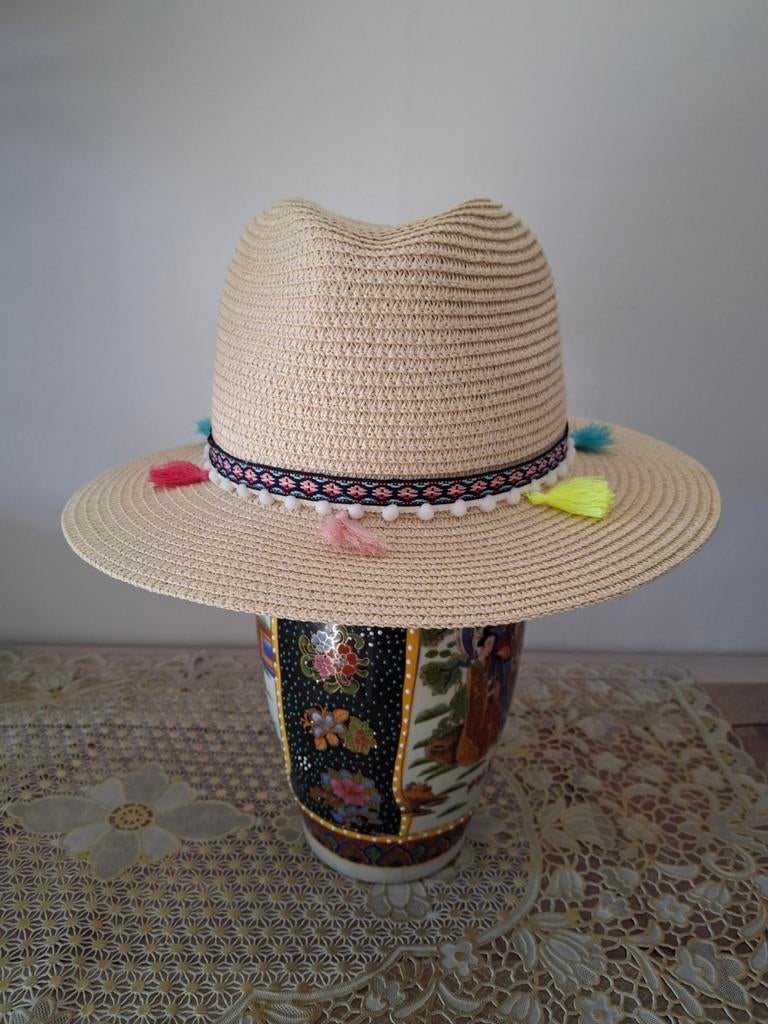 Textielpapierhoed met kwastjes-Zomerse Fedora Stijl. Maat 56, Kleding | Dames, Hoeden en Petten, Ophalen of Verzenden, Nieuw, 56 of 57 cm (M, 7 of 7⅛ inch)