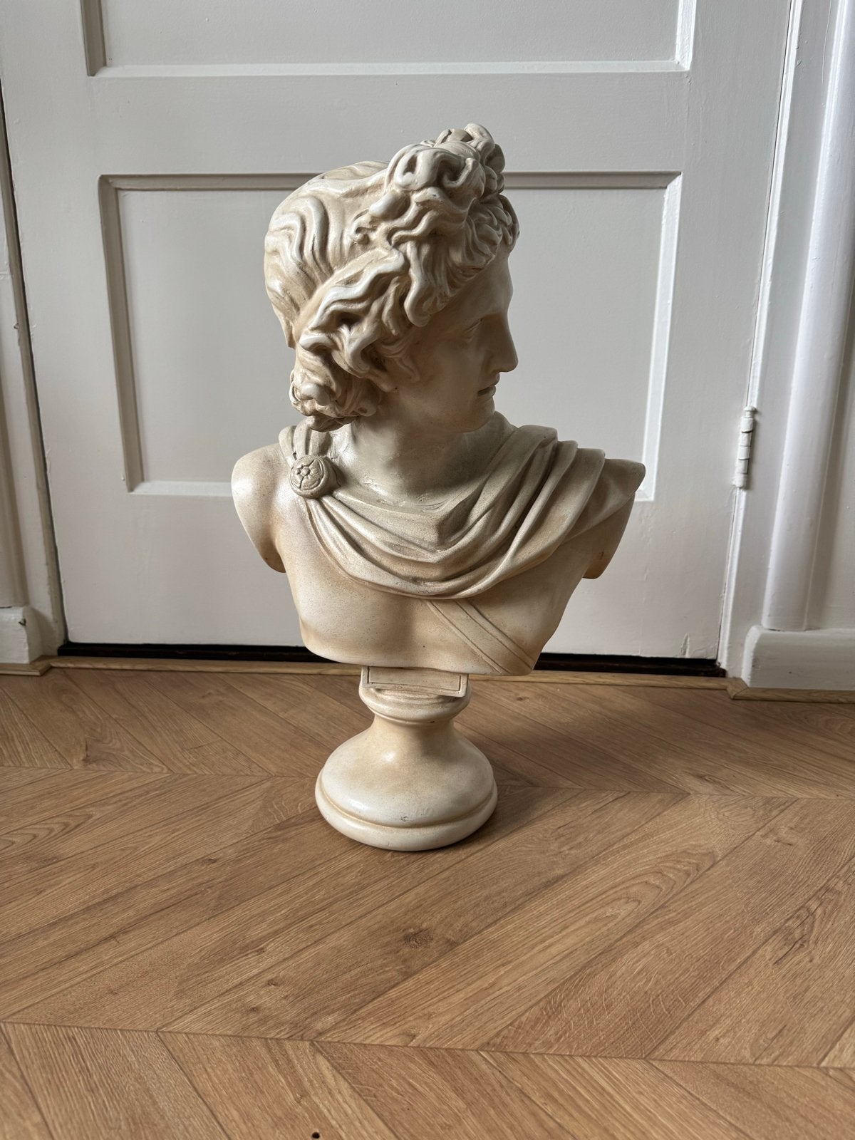 Grote klassieke buste op sokkel - Griekse Romeinse stijl, Gips, Buste, Ophalen of Verzenden, 20 - 50 cm