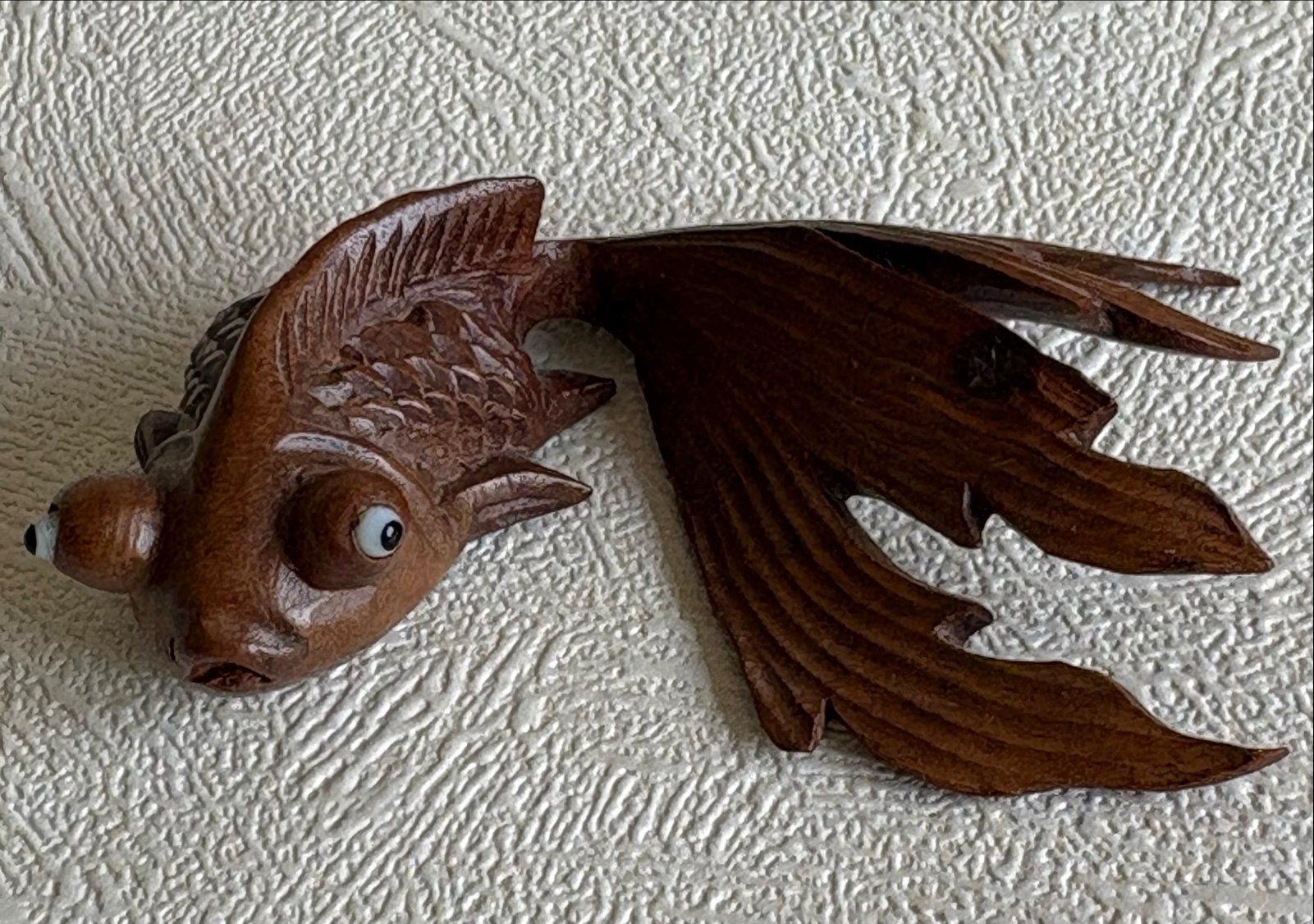 Handgesneden houten goudvis sculptuur met grote ogen, Minder dan 20 cm, Ophalen of Verzenden, Handgemaakt, Zeeleven