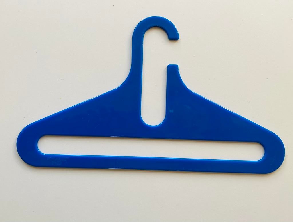 Space Age blauwe klerenhangers (2) design Karhumuovi, Kleding | Dames, Kunststof, Gebruikt, Finland, Ophalen of Verzenden