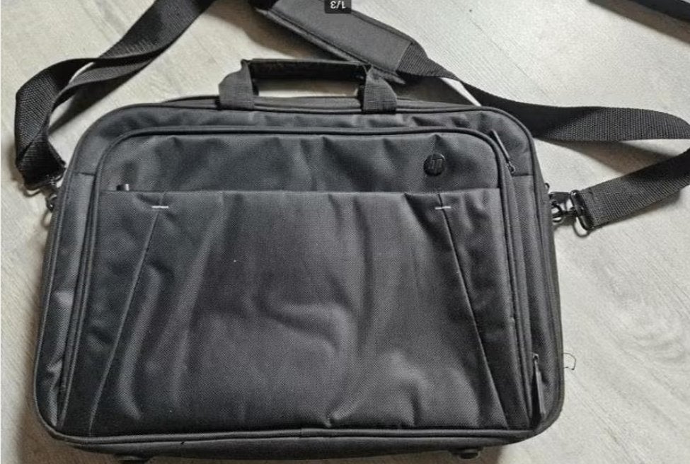 Te ruil: Laptoptas voor laptop van 30x40cm of kleiner, Gevoerd laptopvak, Ophalen of Verzenden, Zo goed als nieuw, Zwart