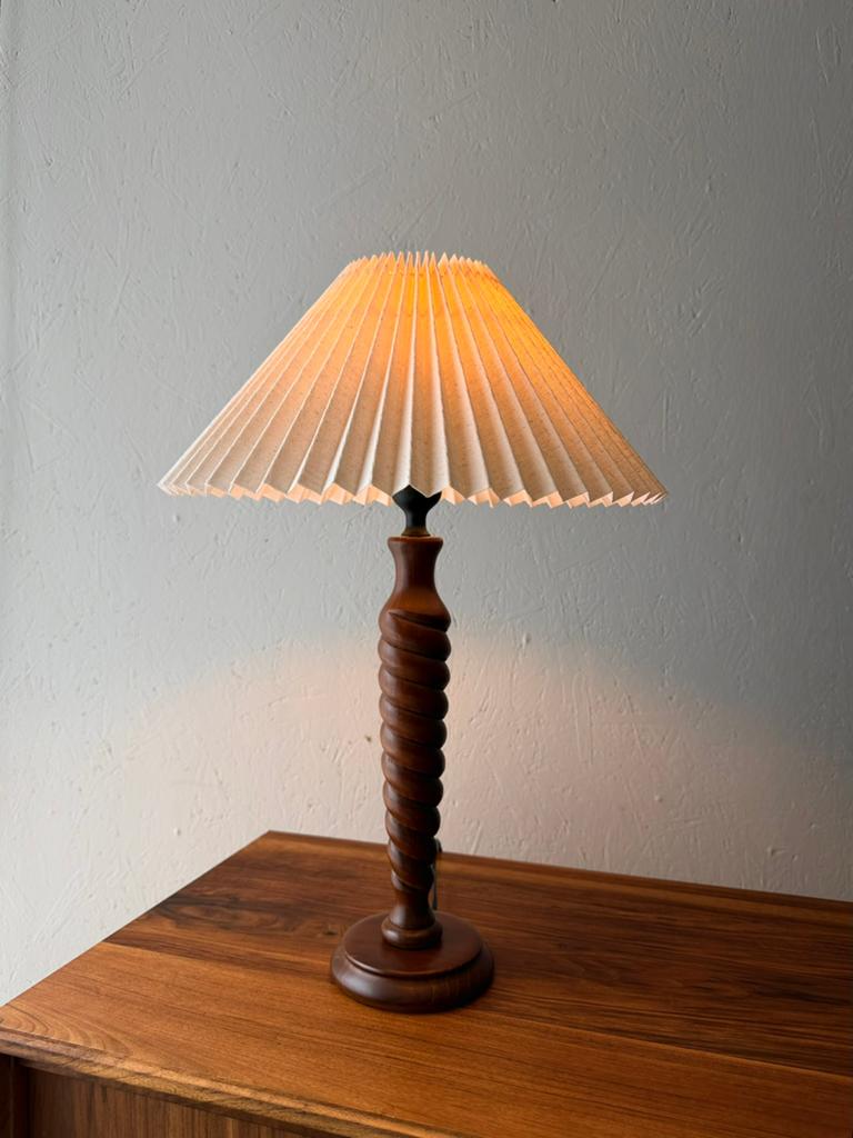 Vintage Sculpturale houten tafellamp geplooide lampenkap, Ophalen of Verzenden