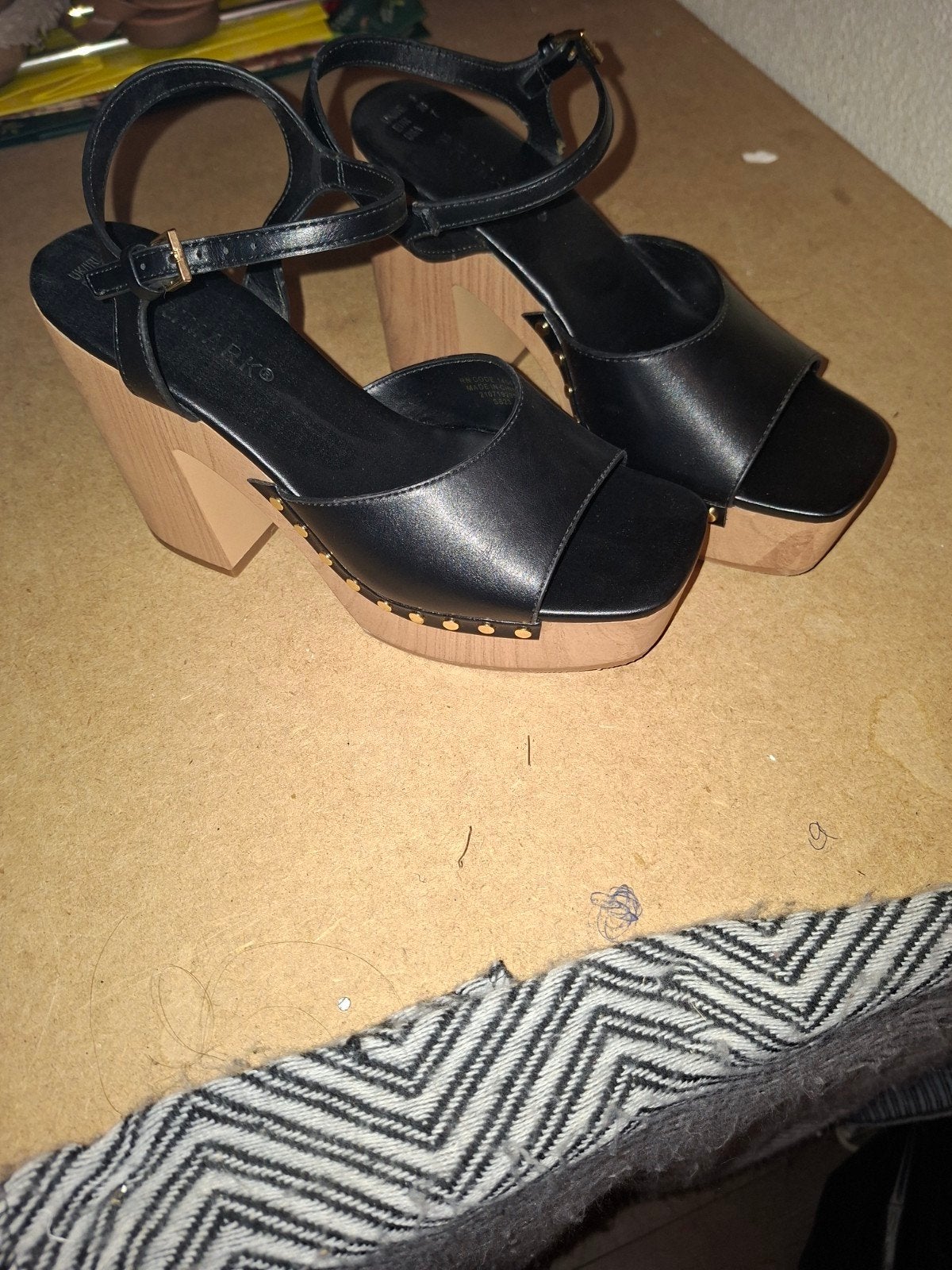 Zwarte sandalen met houten hak en studs - Maat 38, Zwart, Nieuw, Sandalen of Muiltjes, Ophalen of Verzenden