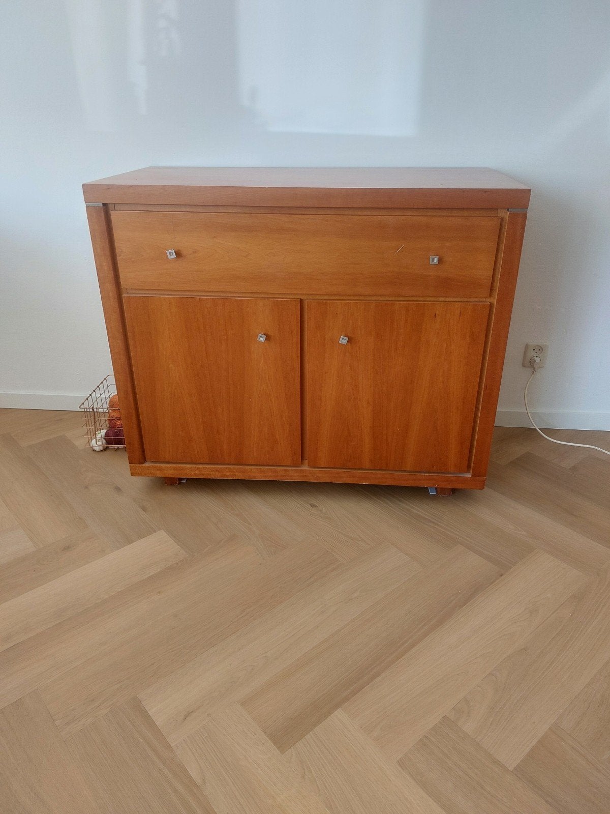 Kersenkleurige houten kast met grote lade en deuren, Ophalen, Gebruikt, Overige houtsoorten, 50 tot 75 cm