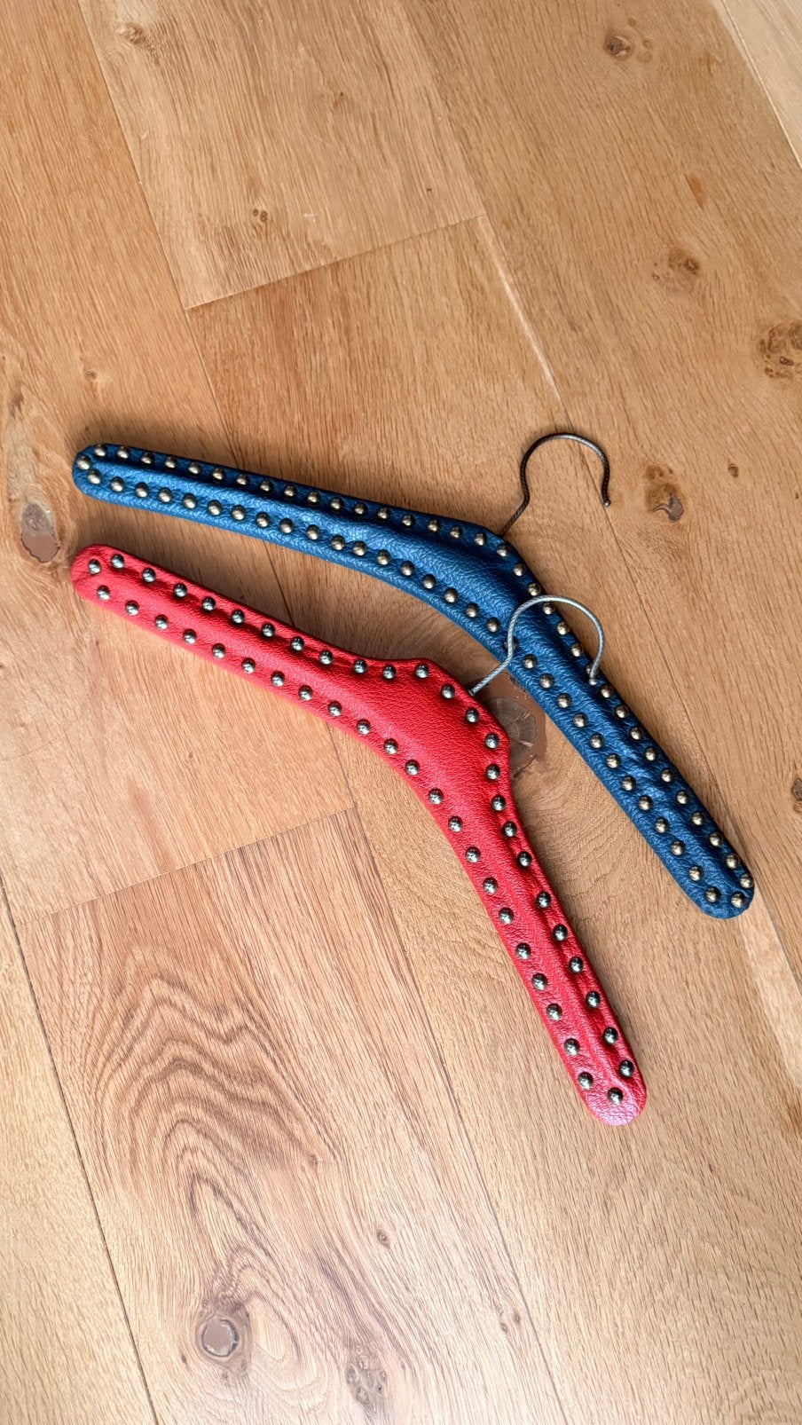 Set van 2 unieke kledinghangers met studs, Ophalen, Gebruikt, Overige materialen, Volwassenen