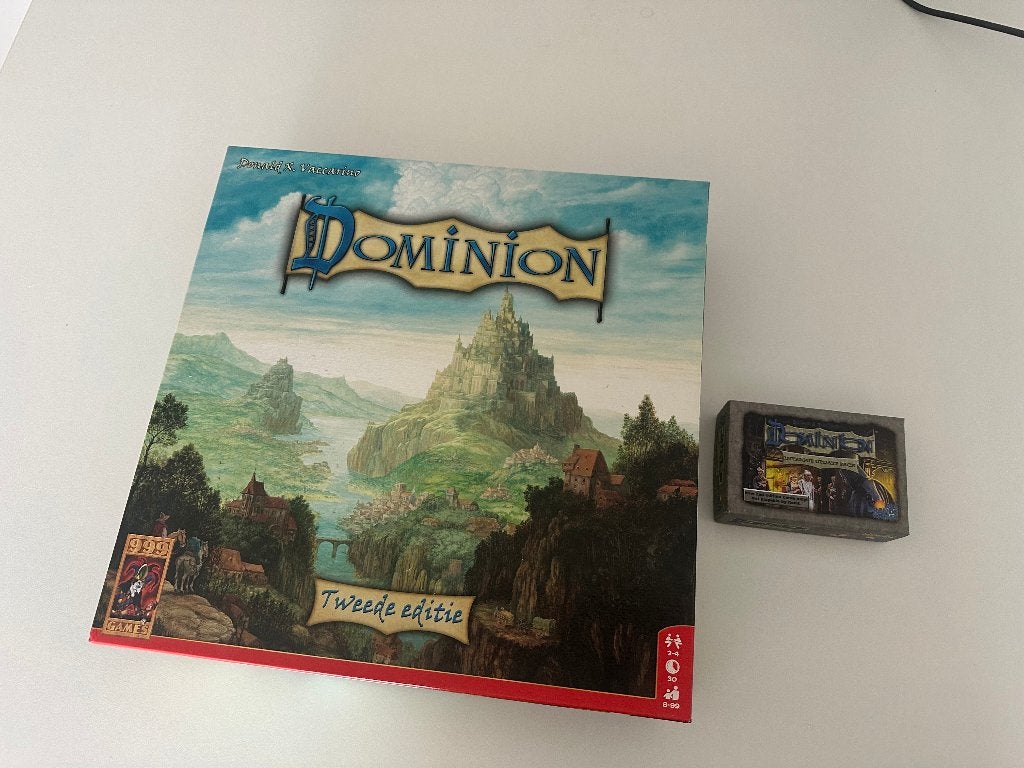 Dominion tweede editie + Intrigue update pack, Hobby en Vrije tijd, Gezelschapsspellen | Bordspellen, Een of twee spelers, Ophalen of Verzenden