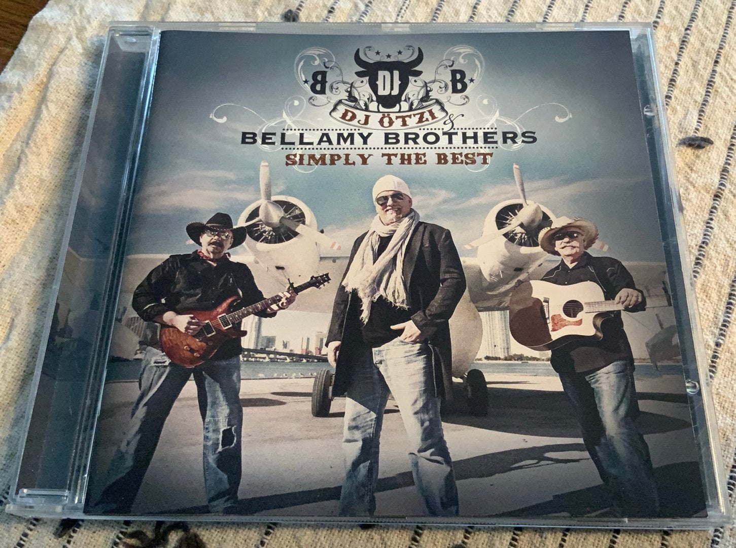 CD DJ ÖTZI & BELLAMY BROTHERS SIMPLY THE BEST 2012 UNIVERSAL, Gebruikt, Verzenden, Inclusief doosje, Folk