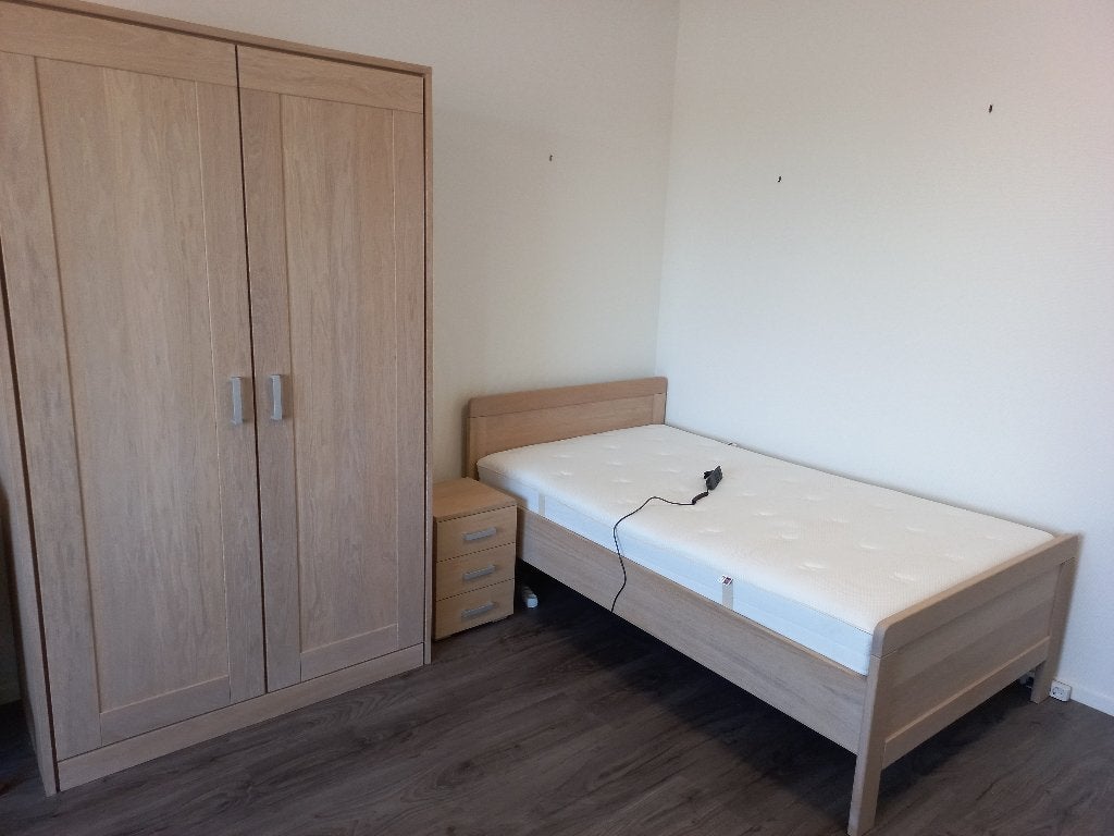 Nieuwe 1-pers.slaapkamer met ruim electrisch verstelbaar bed, Ophalen, Zo goed als nieuw, Eenpersoons, Tijdloos