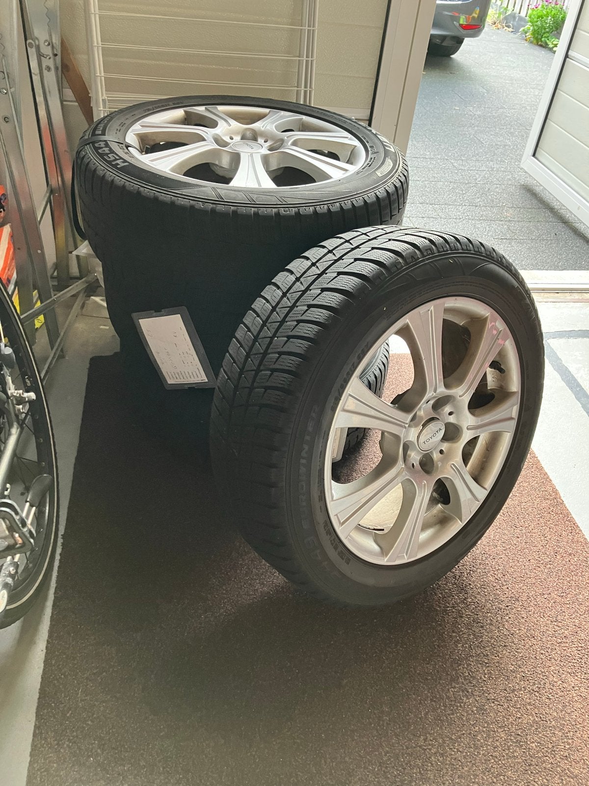 Winterbanden met velgen - 215/55R17 98V - Toyota, Ophalen, Banden en Velgen, 17 inch, Winterbanden