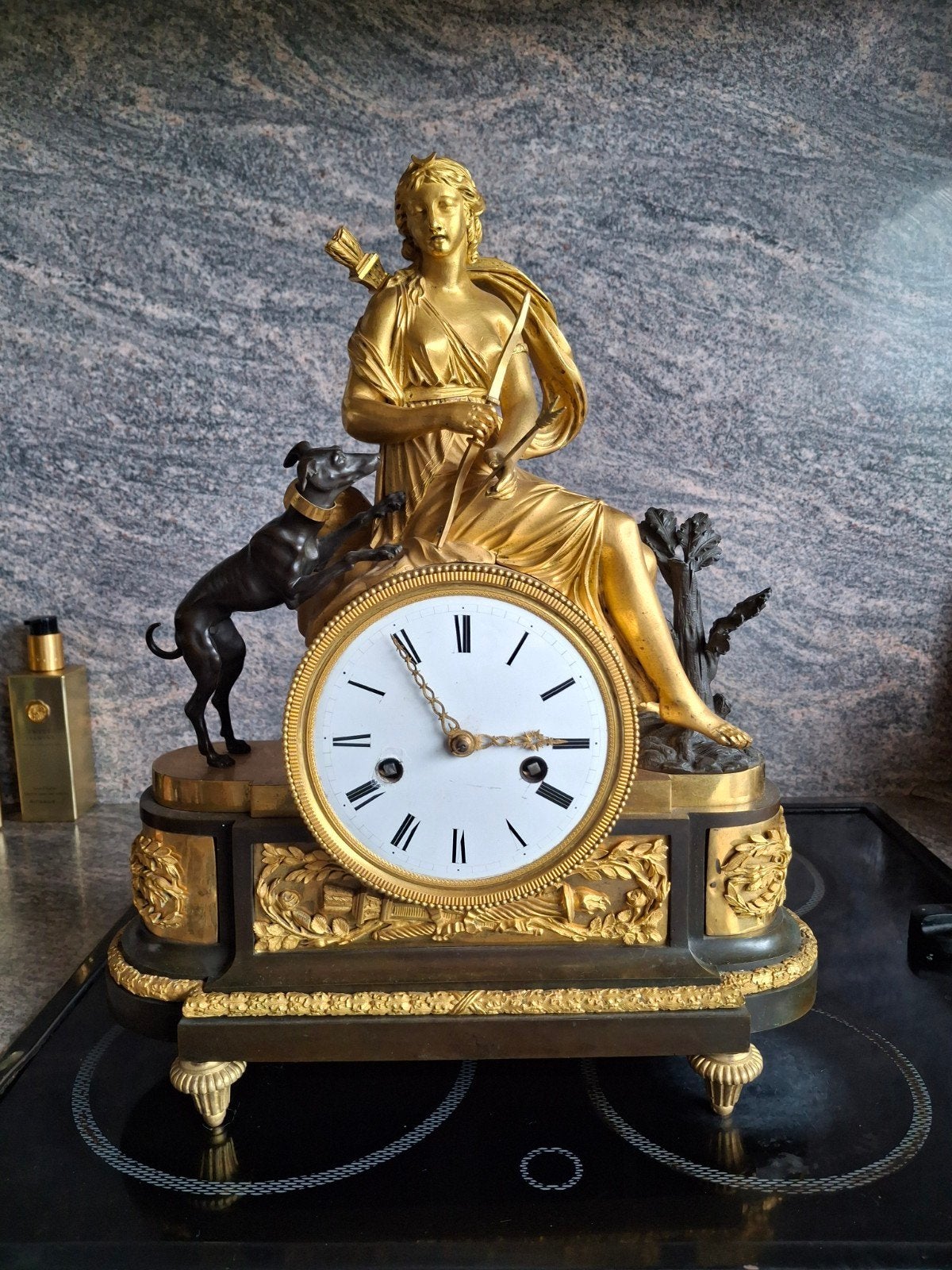 Antieke  Bronzen Klok met Diana en Hond, Ophalen