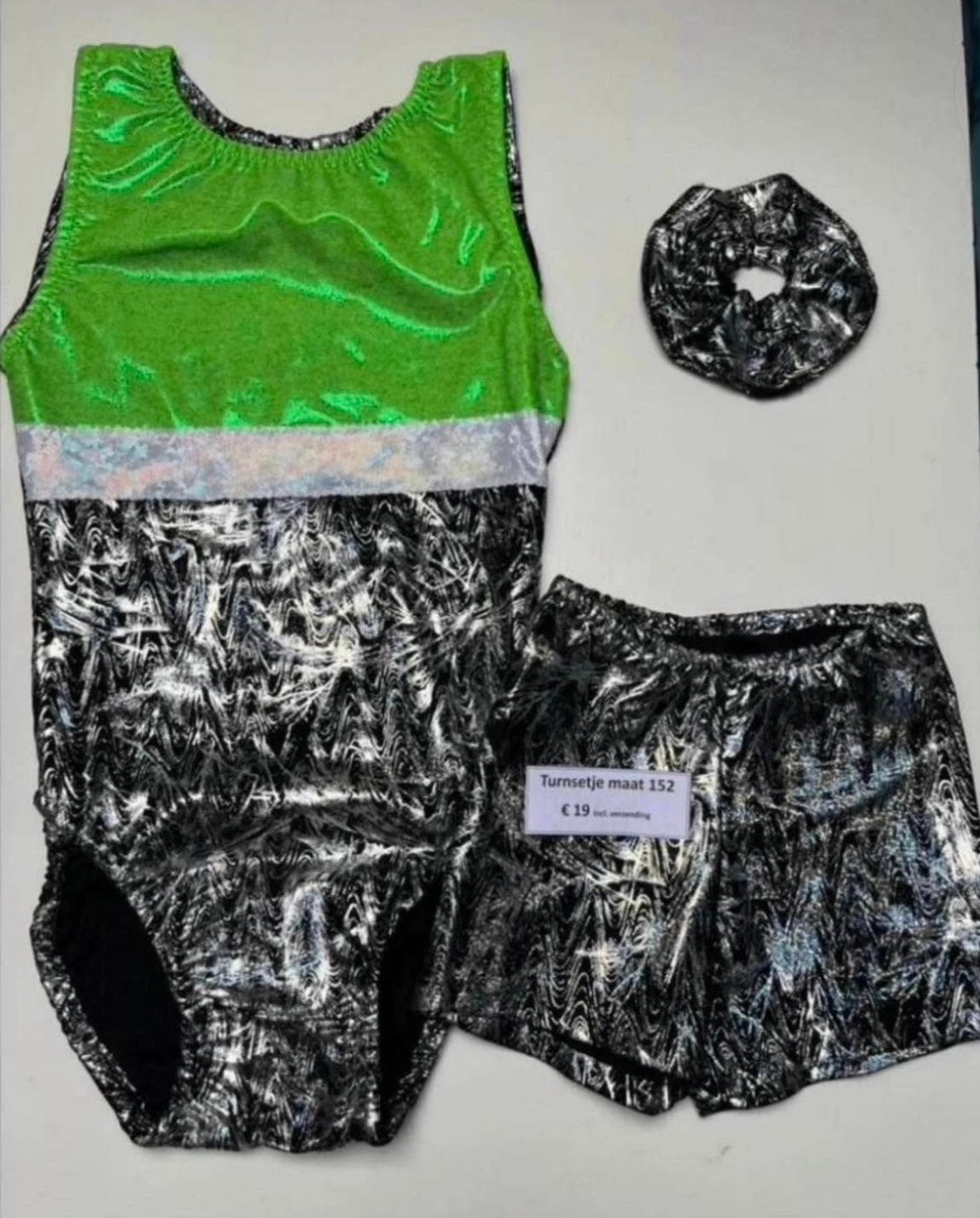 Turnpakje met broekje en scrunchie maat 152, Meerkleurig, Nieuw, Ophalen of Verzenden, Turnpak(je)