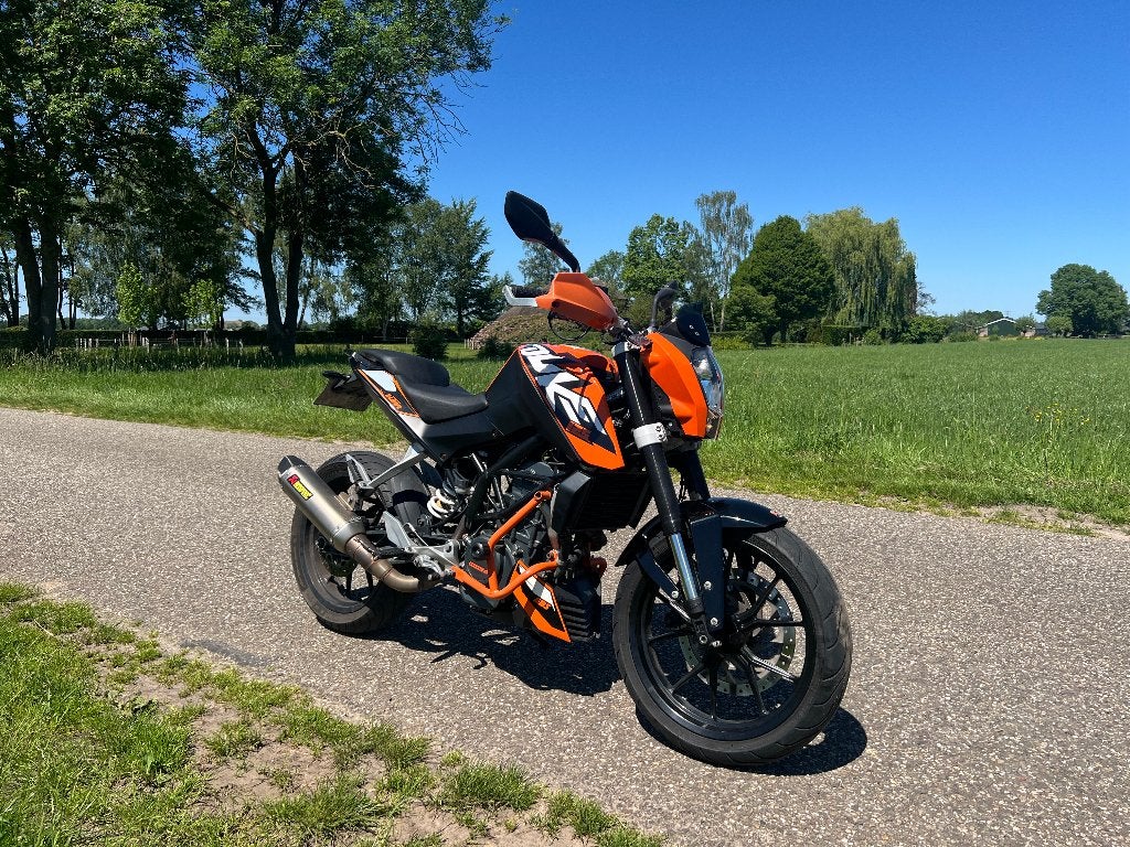 KTM Duke 125 AKRAPOVIC 2015 A1, Motoren, Motoren | KTM, Gebruikt, Particulier, 125 cc, 11 kW of minder
