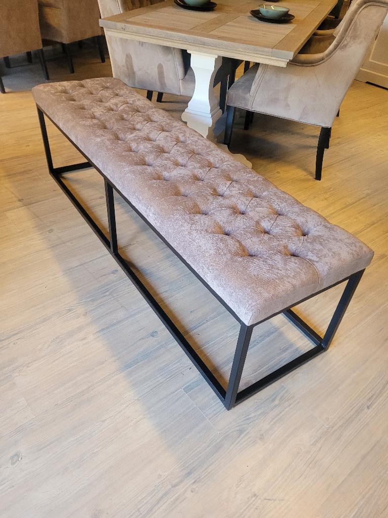 *OPRUIMING* Eetkamerbank Timmy 180 cm Taupe €329 NU €295 13, Overige kleuren, Nieuw, Ophalen of Verzenden, Eetkamerbank hocker knoopjes capiton stof tempo 12 taupe