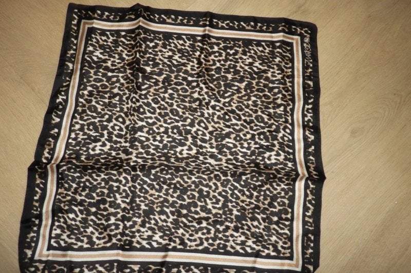 Marccain zijde shawltje jaguar print nieuw merk in de stof, Kleding | Dames, Mutsen, Sjaals en Handschoenen, Maat 38/40 (M), Verzenden