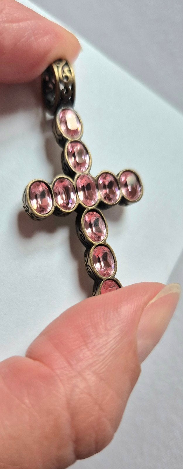 Dyrberg/Kern Kruis Hanger met Roze Stenen, Glas of Kristal, Ophalen of Verzenden, Zo goed als nieuw, Roze