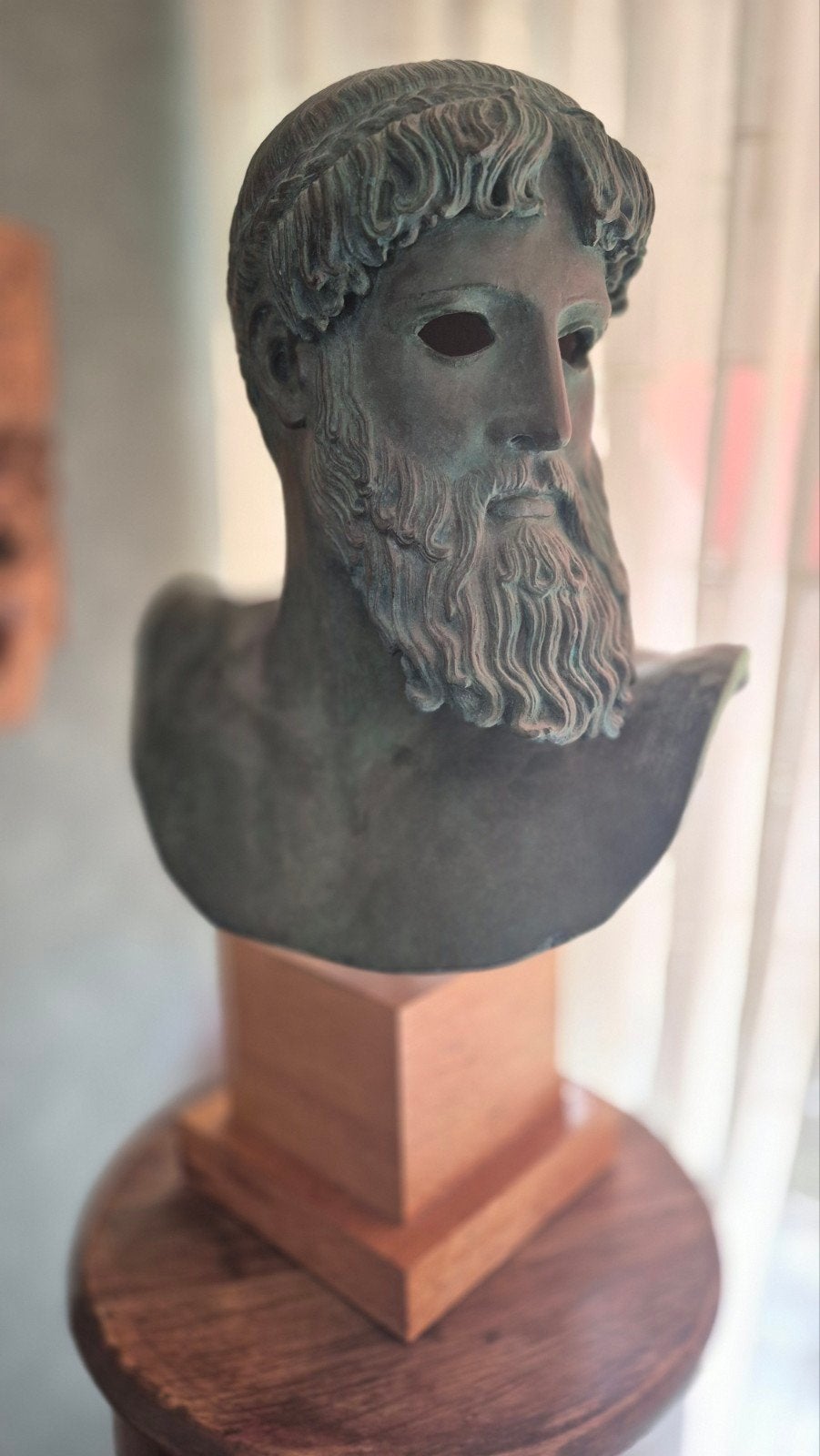 Buste van Poseidon/Zeus op houten sokkel, Ophalen, Buste, Gepatineerd, 50 - 100 cm