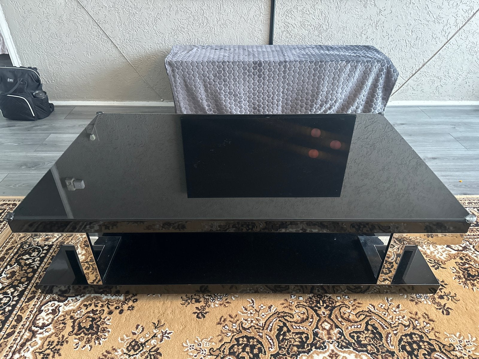 Moderne zwarte salontafel met glazen blad, Huis en Inrichting, Ophalen, Gebruikt, Vierkant, 50 tot 100 cm