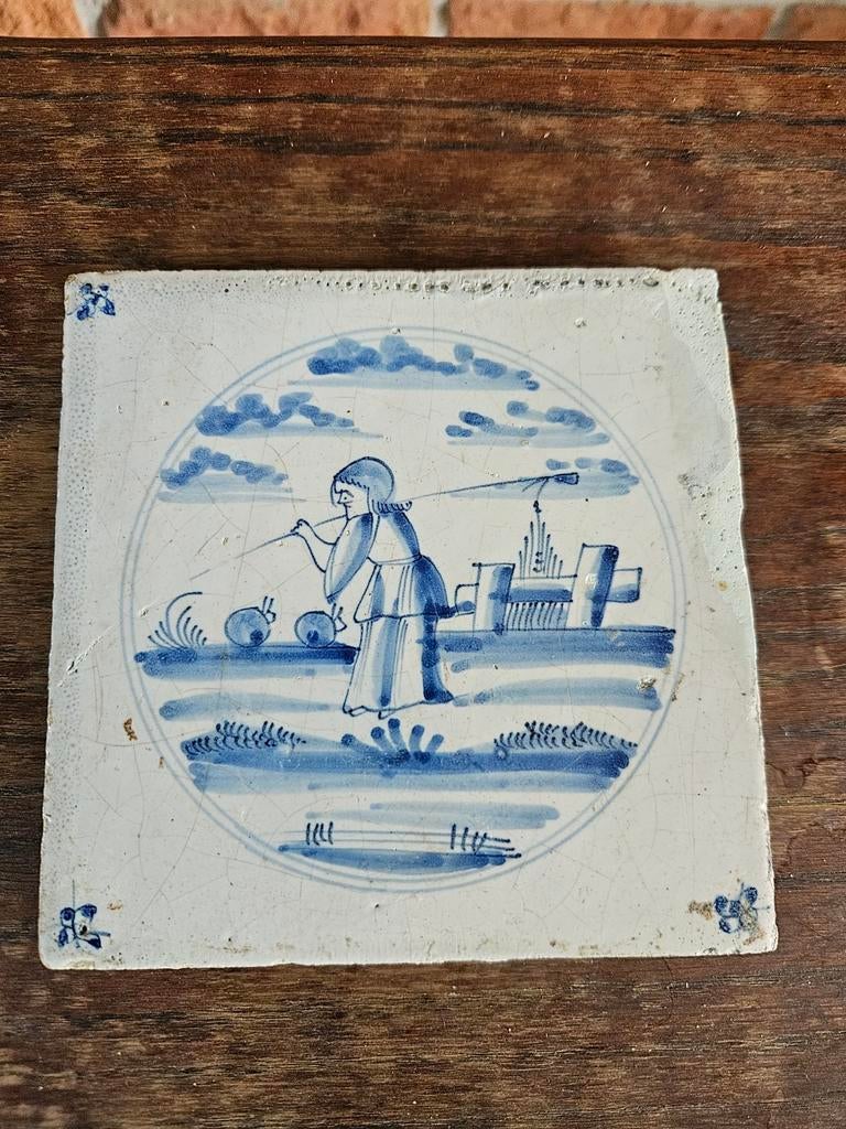 Bijzondere antieke wandtegel 13x13 cm met vissende vrouw, Ophalen of Verzenden