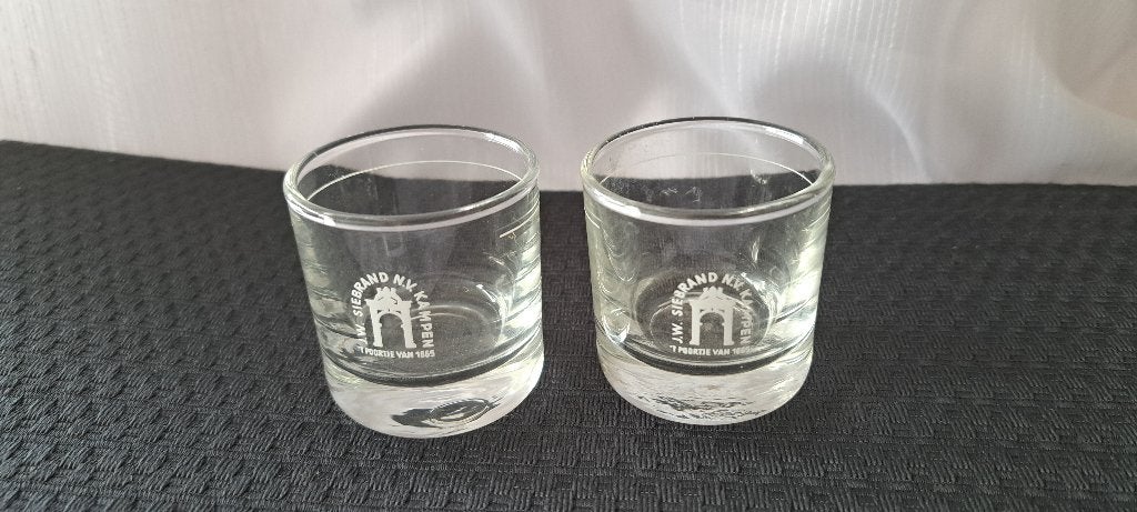 J.W. SIEBRAND N.V. KAMPEN glaasjes met witte logo 2 stuks, Ophalen of Verzenden, Zo goed als nieuw, Borrel- of Shotglas