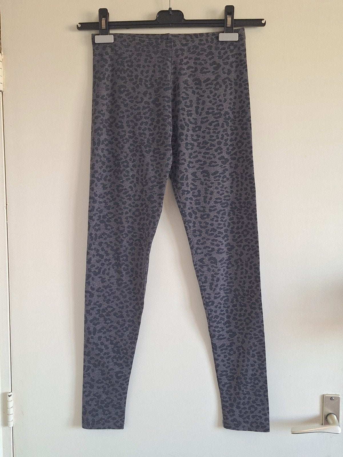 Grijze legging panterprint maat 158, Broek, Meisje, Ophalen of Verzenden, Zo goed als nieuw