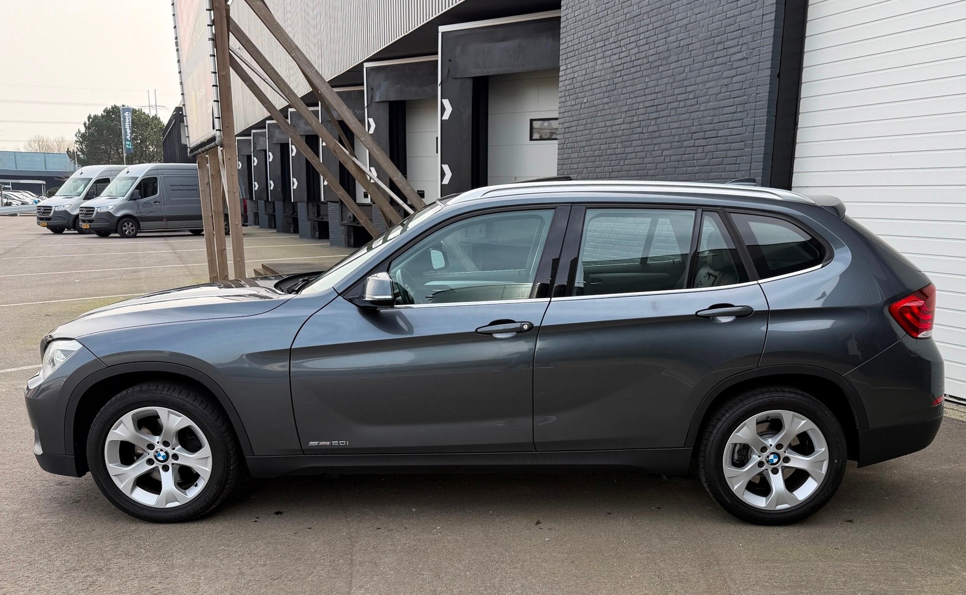 BMW X1 SDrive20i High Executive PANORAMADAK/LEDER/NAVI/LMV/P, Auto's, 184 pk, SUV of Terreinwagen, Zilver of Grijs, 84 €/maand