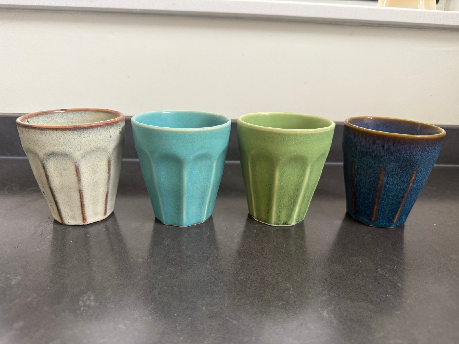 Set van 4 kopjes blauw groen, Ophalen of Verzenden, Zo goed als nieuw, Overige stijlen, Kop(pen) en/of Schotel(s)