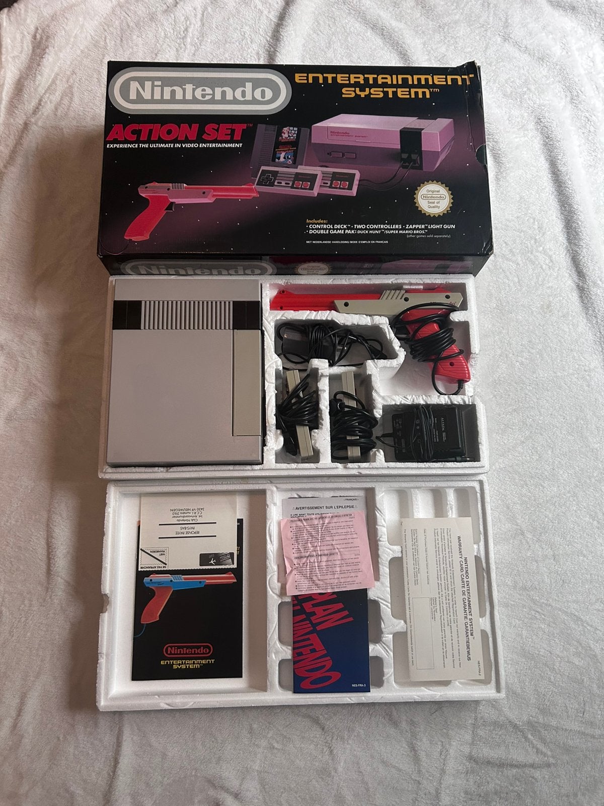 Nintendo NES Action Set compleet + accessoires, Ophalen of Verzenden, Zo goed als nieuw, Met 2 controllers, Met games