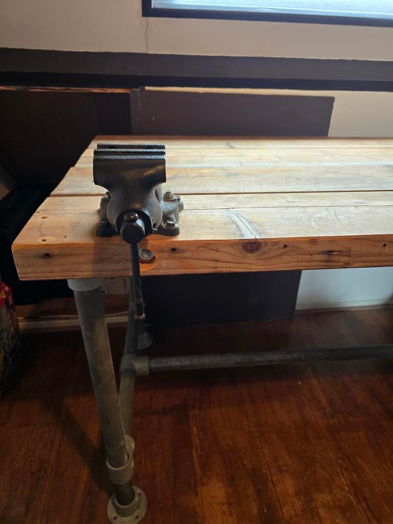 Stoere industriële werkbank / hobbytafel met bankschroef, Doe-het-zelf en Verbouw, Werkbanken, Ophalen, Gebruikt, Bankschroef