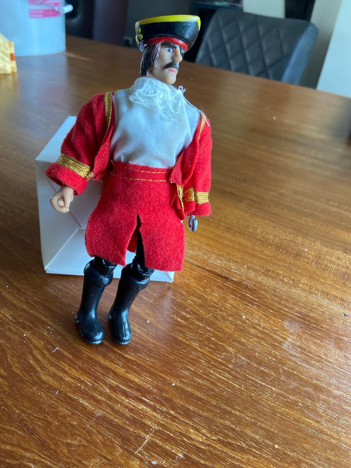 Vintage actiefiguur in rood uniform, Kinderen en Baby's, Ophalen of Verzenden, Gebruikt