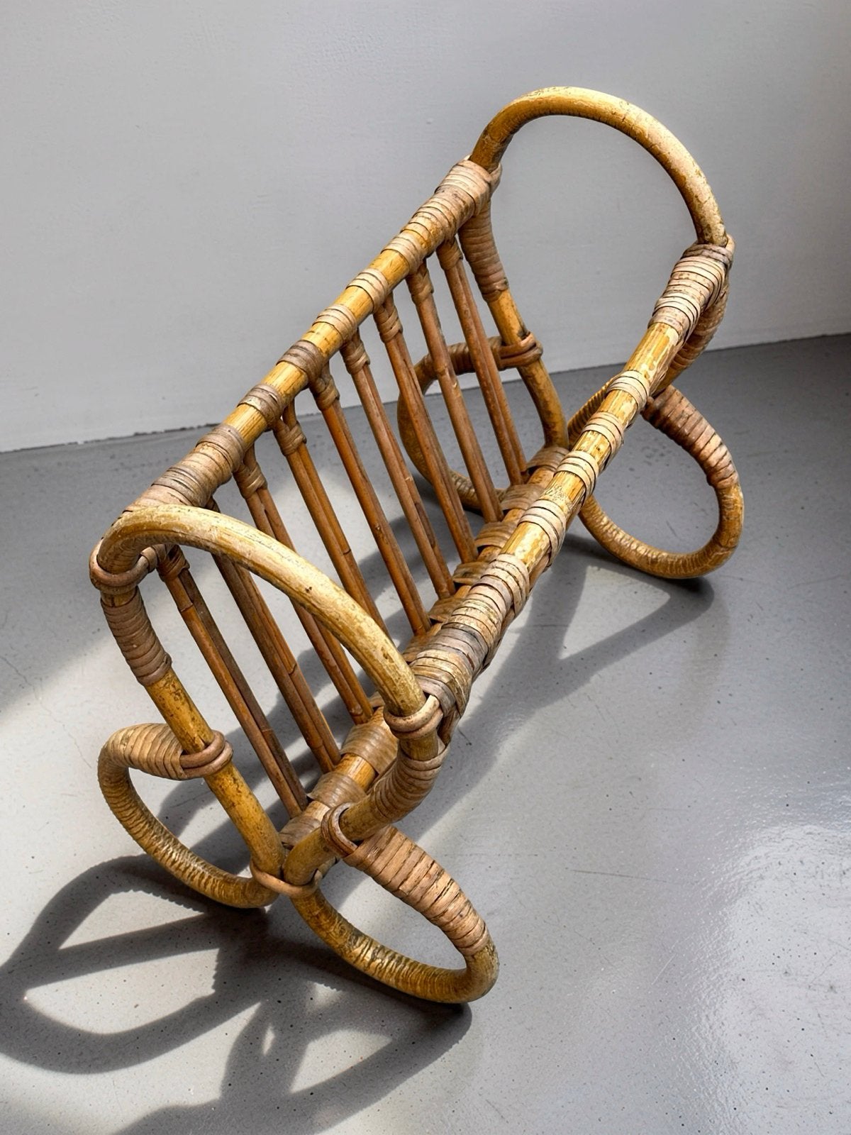 Vintage rotan lectuurbak/krantenbak - Rohe jaren '70, Gebruikt, Natuurlijk materiaal, Lectuurbak, Vintage