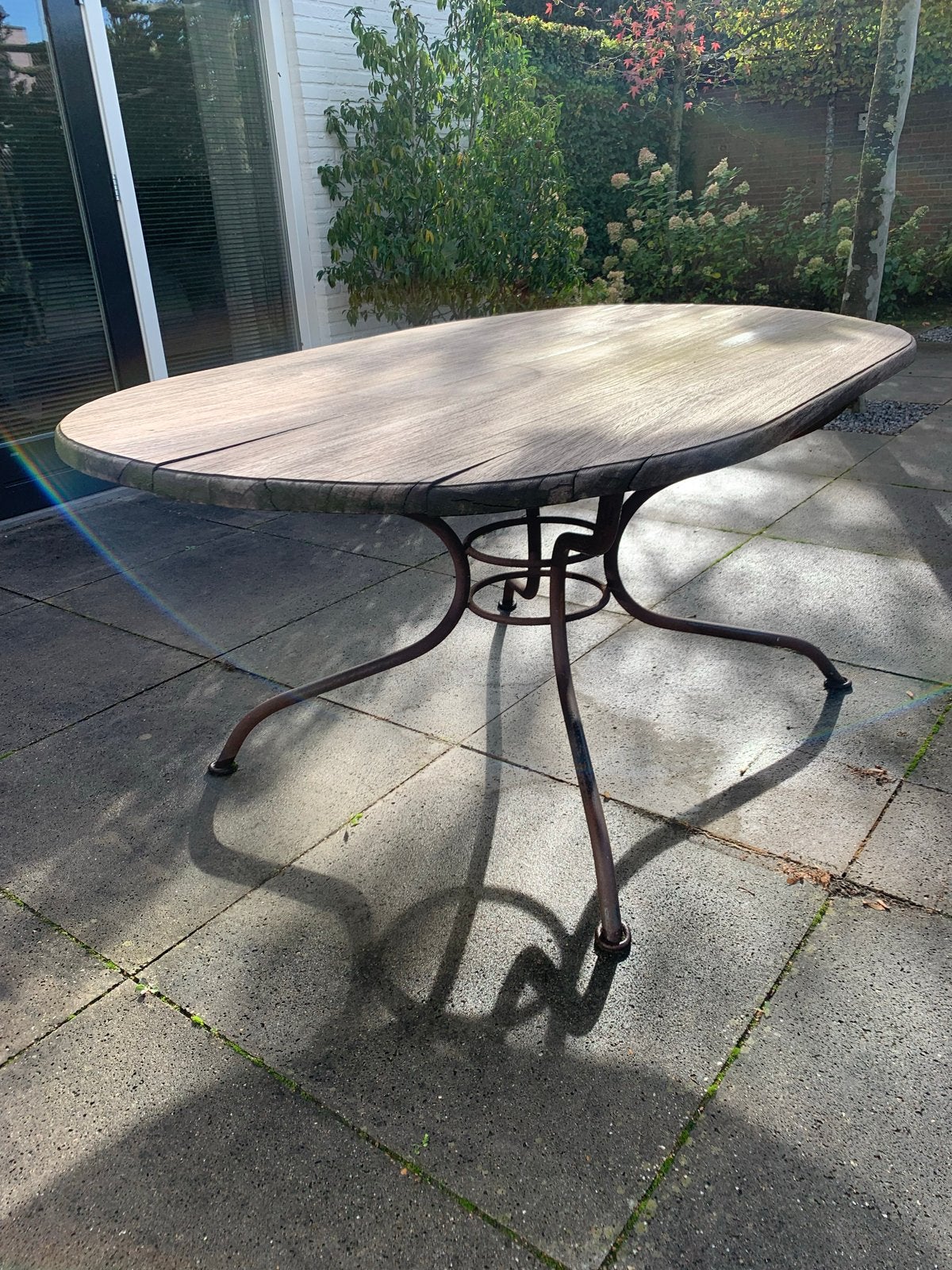 Ovale tuintafel met eiken blad en metalen/ijzeren onderstel, Ophalen, Gebruikt, Ovaal, Hout