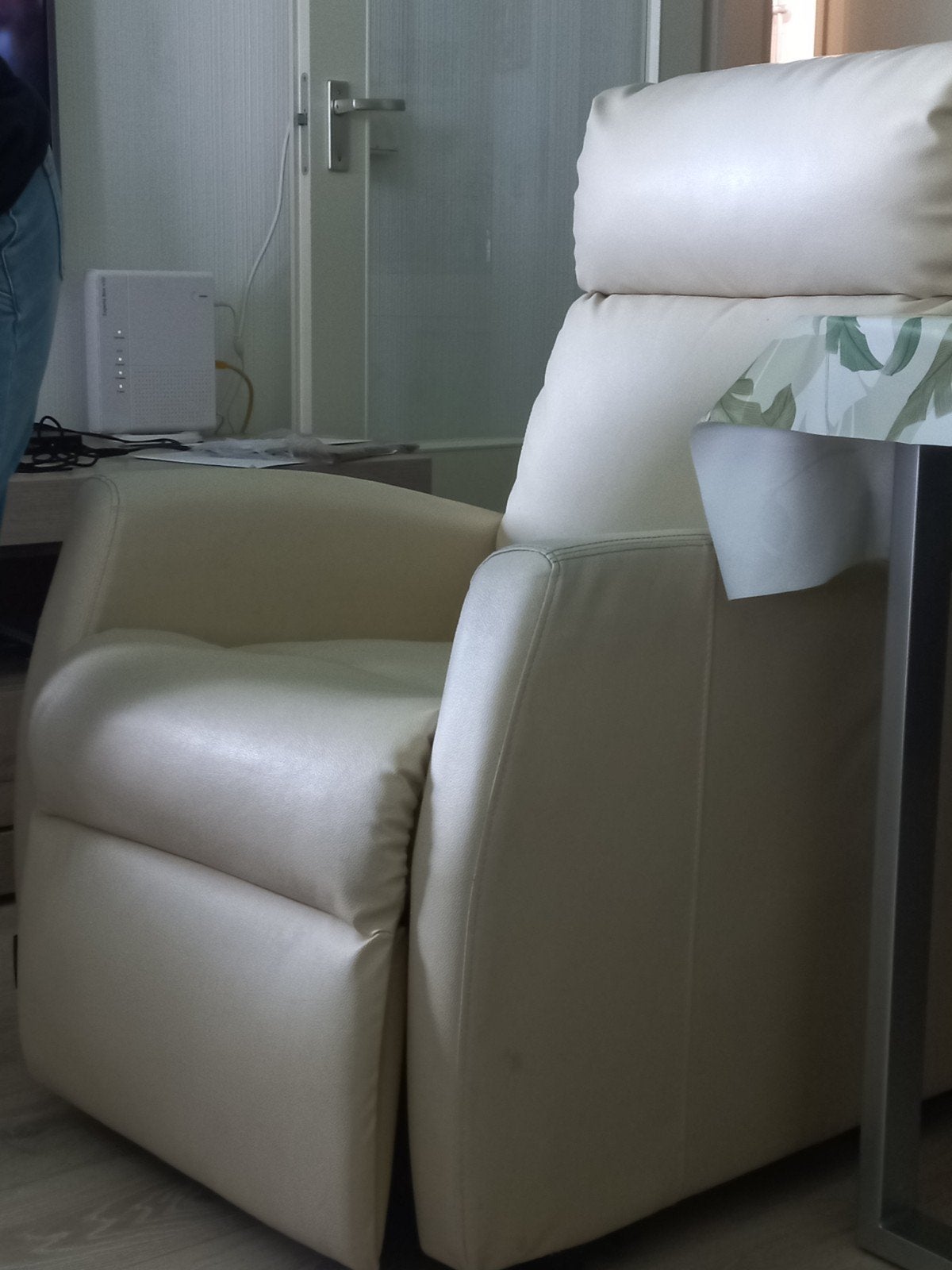 Comfortabele Crèmekleurige Relaxfauteuil, Huis en Inrichting, Fauteuils, Modern, Comfortabel, Ophalen of Verzenden, Zo goed als nieuw