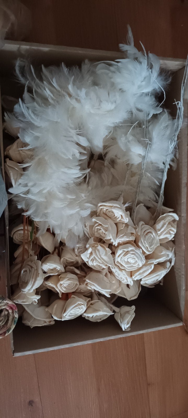 diverse decoratie en papieren roosjes veren en lint, Ophalen