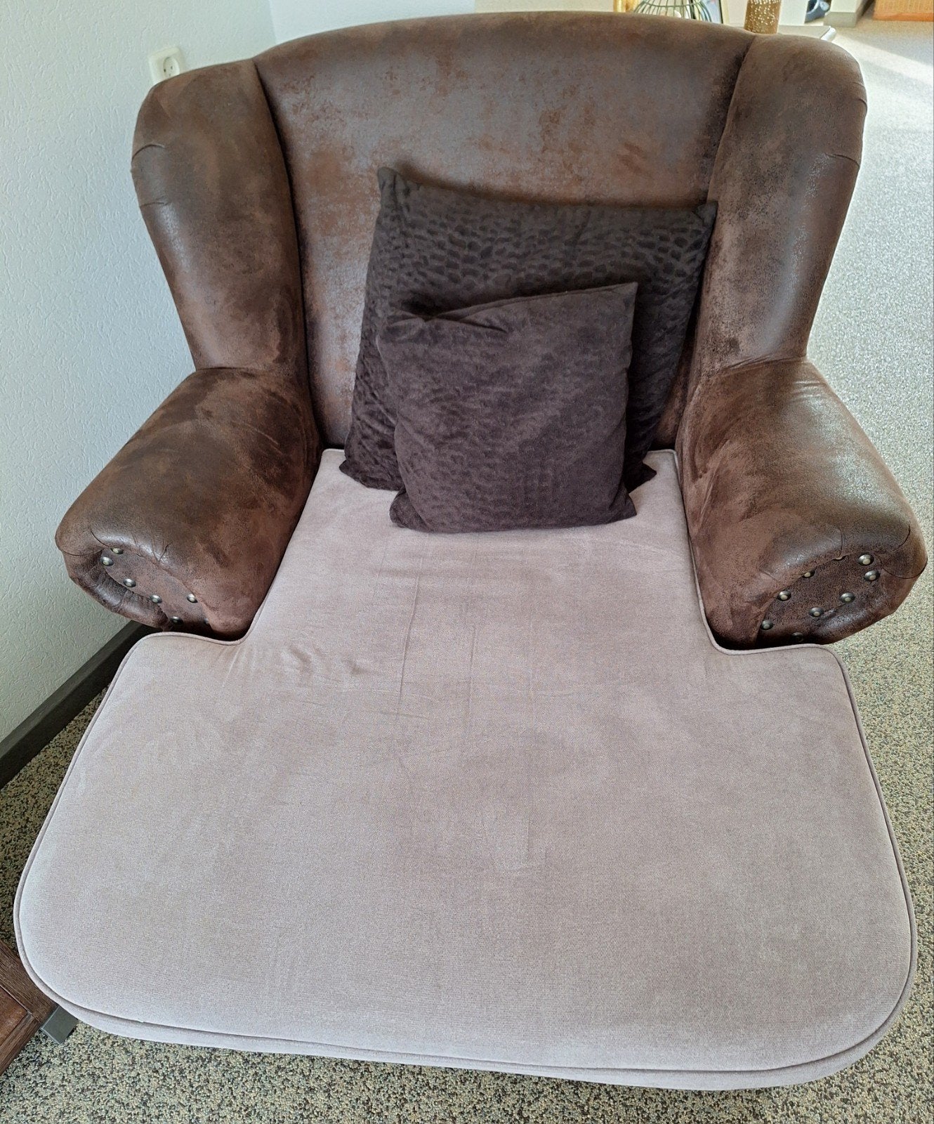 Comfortabele bruine fauteuil met chaise longue, Huis en Inrichting, Fauteuils, Ophalen, Gebruikt, Klassiek, Comfortabel, 75 tot 100 cm