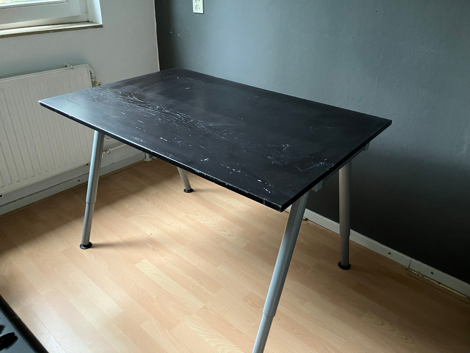 Zwart bureau/knutseltafel/werkbank met verstelbare poten, Ophalen, Gebruikt, Spaanplaat of MDF, Overige merken